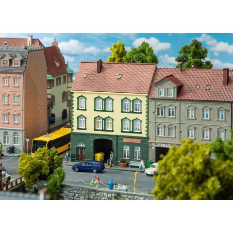 H0 Stadhuis met modelbouwwinkel -130628