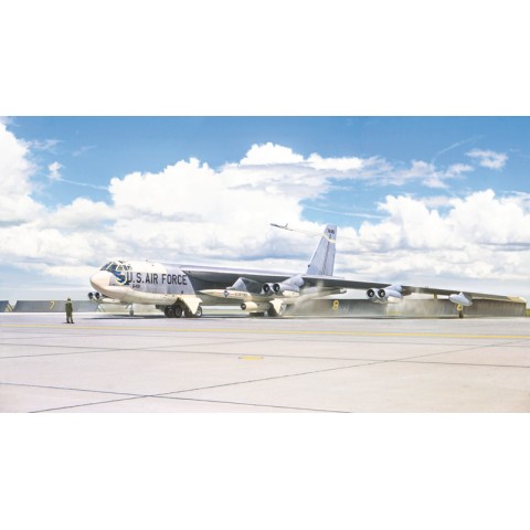 B-52G Stratofortress Early version with Hound Dog Missiles -1451